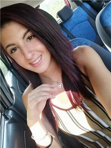 Giovane ragazza di 22 anni diplomata in Amministrazione, Finanza & Marketing disponibile ad aiutare ragazzi e bambini nei compiti e nello sudio delle seguenti materie: economia, diritto, economia politica, matematica, matematica finanziaria, italiano, gra