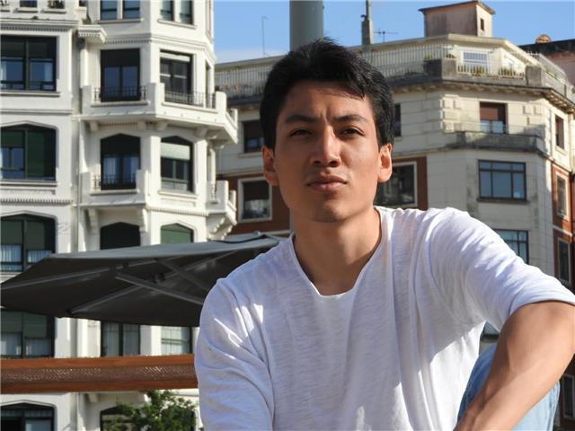 Soy un profesor empático con los alumnos que busca entenderlos y conocer cuáles son sus puntos débiles para mejorarlos y los fuertes para motivar