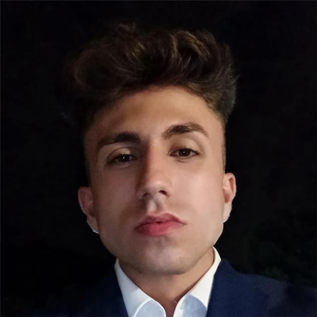 Estudiante que acaba de cursar bachillerato con altas notas en inglés demostrables, puesto que también cursó durante 7 años en un colegio bilingüe