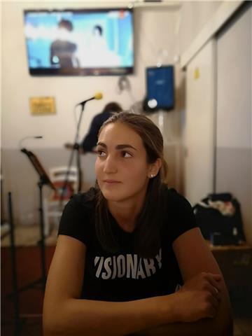Ragazza diplomata al liceo linguistico offre lezioni di inglese