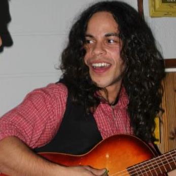 Profesor de guitarra imparte clases en casa