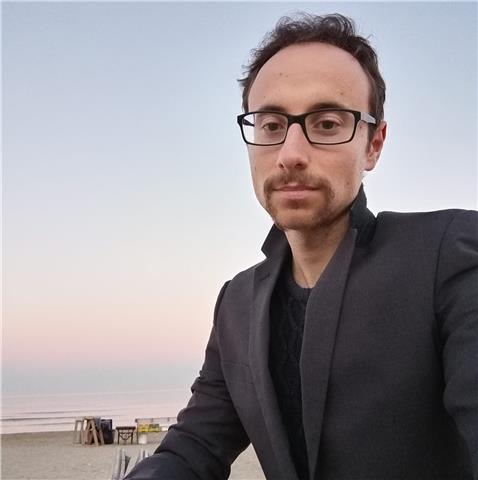diplomato classico, laureato in legge, tirocinante in tribunale e in studio legale