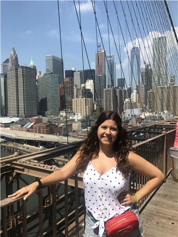 Soy profesora de educación infantil, ahora mismo estoy estudiando un máster en psicopedagogía y tengo un b2 de inglés. soy una persona trabajadora, creativa y responsable