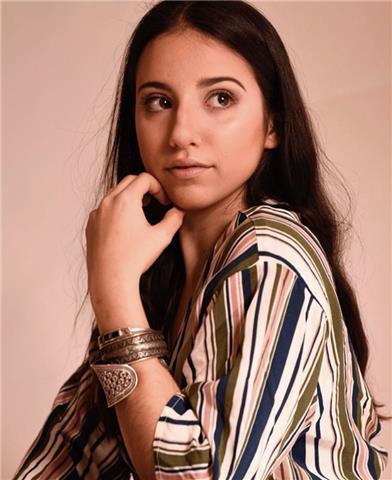 He dado clases particulares de forma individual a domicilio cobrando 7€ por hora, nunca con una empresa siempre de forma autónoma. sobre todo primaria