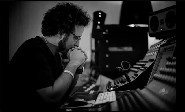 Doy clases particulares de protools, mezcla, mastering y producción musical. mi web: . 20 años de experiencia