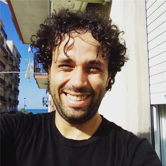 Docente di italiano, storia e geografia, impartisce lezioni priviate a ragazzi di scuole superiori