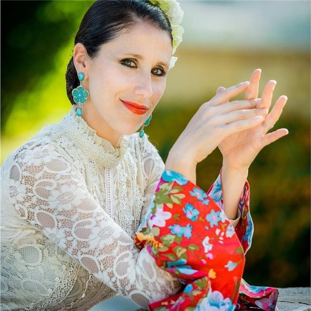 Profesora de musica (magisterio musical)
profesora de danza (titulo de pedagogia)