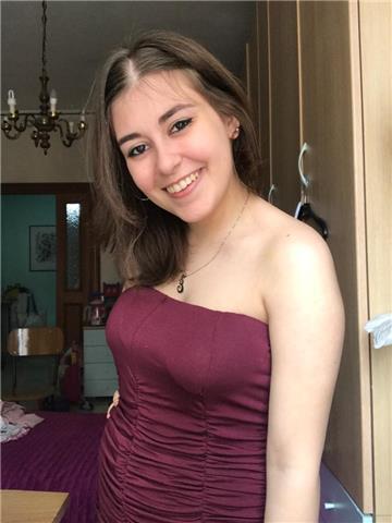 Ragazza si offre per ripetizioni private