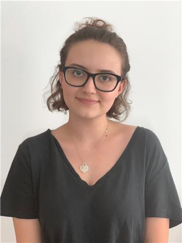 Profesora de inglés. Casi nativa, estudie en un colegio Americano, tengo título secundario americano. 
Las clases son para gente más adulta que ya sabe inglés, pero quiere tener conversaciones para mejorar su hablar en el día a día