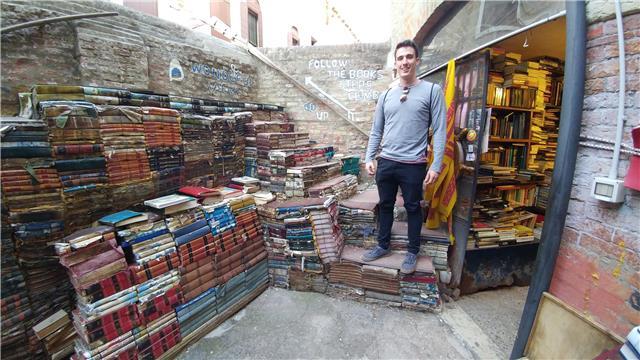 Graduado en filología, con c2 (proficiency), y máster de formación de profesorado. clases particulares de inglés