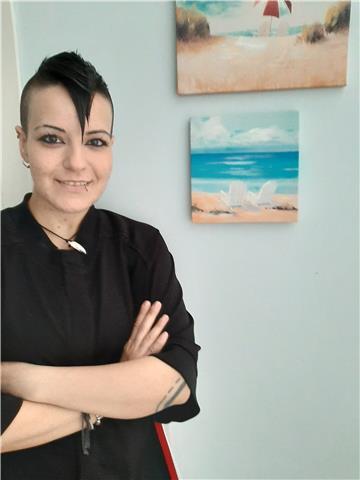 Ragazza di 29 anni preparata e professionale, Laureata in psicologia, appassionata di lingua inglese e filosofia, impartisce lezioni di lingua inglese, filosofia, letteratura e psicologia a studenti di qualunque grado, di scuole elementari, medie e superi