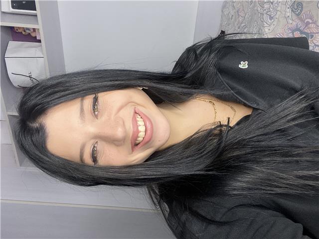 Me llamo Irene Martínez, tengo 20 años y me describo como una persona muy alegre y con ganas de trabajar!