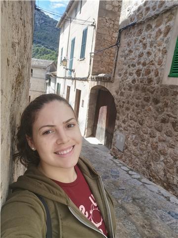 Profesora de Inglés en Barcelona. Tengo muchas experiencia con niños. También doy clases de conversación para jóvenes y adultos