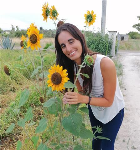 Ragazza di 26 anni con diploma aziendale e corrispondente lingue estere è disponibile per ripetizioni online di spagnolo e inglese livello A1, A2, B1 e B2 per studenti di medie e superiori