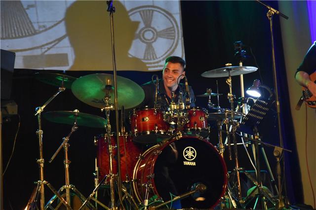 Laureato in Batteria Jazz al Conservatorio, propone lezioni di strumento e teoria musicale