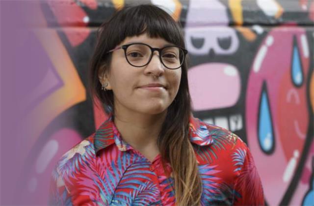 Conversación a jóvenes y adultos y apoyo escolar a niños