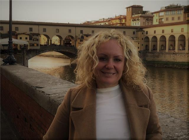 Insegnante di Inglese e di Spagnolo offre lezioni private di conversazione e grammatica a tutti i livelli sia per adulti che per studenti per recupero scolastico. Disponibile anche per lezioni di inglese specifico (Inglese Commerciale, Inglese per il Turi