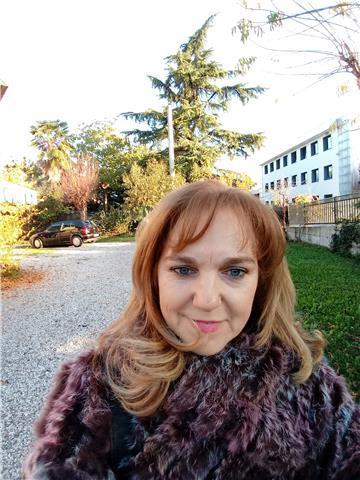 Diplomata all'Istituto Magistrale  Guarino Veronese  di San Bonifacio, insegnante di scuola elementare