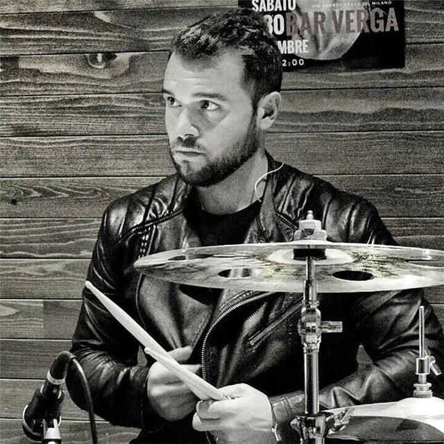 Insegnante di batteria presso l’università cpm impartisce lezioni di batteria presso studio privato