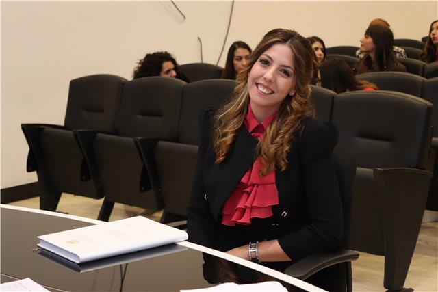 Laureata in giurisprudenza, impartisce lezioni di diritto ed accompagna nella preparazione degli esami