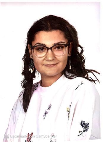 Estudiante universitaria de filología hispánica con nivel alto de inglés