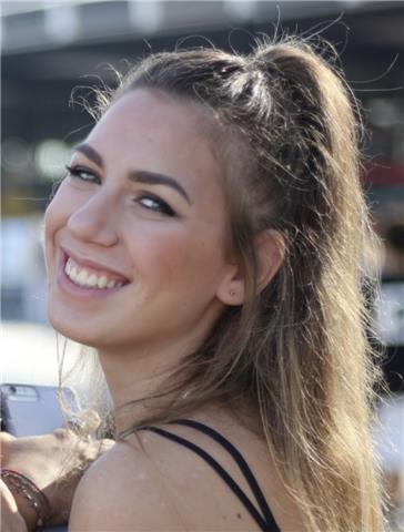 Diplomata al liceo linguistico, in possesso di una certificazione Cambridge in lingua Inglese, dà ripetizioni e offre aiuto nell’apprendimento della lingua straniera