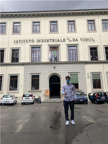 Ragazzo appena uscito dalla scuola offre lezioni di italiano e storia a Firenze