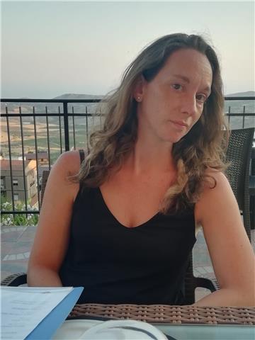 Insegnante di storia e filosofia, impartisce lezioni di materie umanistiche per tutte le fasce d'età