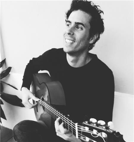 Se dan clases de guitarra flamenca a todos los niveles, presencial y online