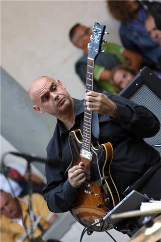 lezioni per tutti i livelli rock, blues, jazz, fingerstyle
