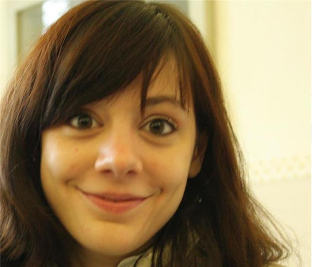 ragazza laureata in lingue impartisce lezioni di inglese