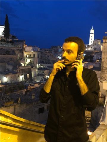 Docente di filosofia e storia offre conversazioni o ripetizioni sulle sue materie. esperienza biennale con bambini di scuola primaria dunque disponibile anche per tutoraggio