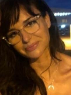 Profesora de yoga y pilates. yogaterapeuta. clases personalizadas tras un análisis postural y energético. adapto las sesiones según tus necesidades y limitaciones para la reducción o alivio de dolencias así como la mejora del estado físico y mental