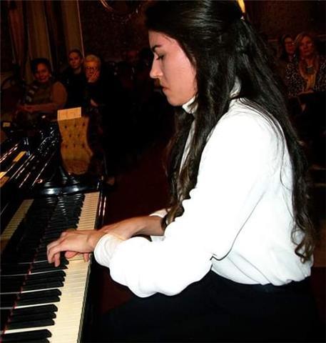 Insegnante di Pianoforte e Teoria Ritmica e Percezione Musicale