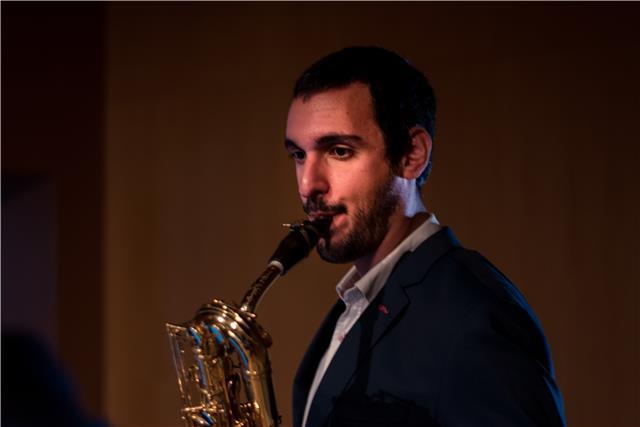 Profesor de saxofón con máster en interpretación de música clásica y contemporánea se ofrece para dar clase a todos los niveles