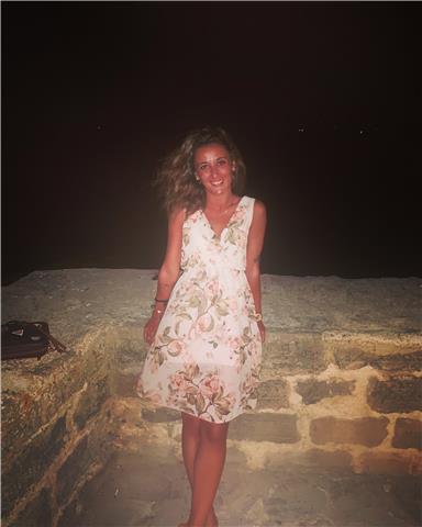 24enne diplomata nel settore turistico. ottima padronanza della lingua inglese e spagnola (attestato aggiuntivo di un corso della lingua spagnola). 
inizio studio del l’inglese antecedente all’inizio della scuola