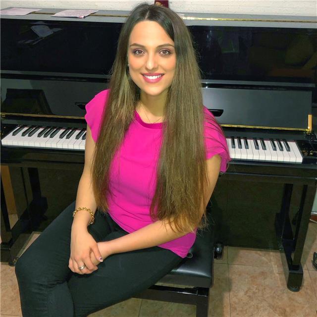 Actualmente doy clases particulares de solfeo y piano. Estoy graduada en el conservatorio profesional de música Amaniel de madrid. Titulada en Grado Profesional, especialidad: Piano