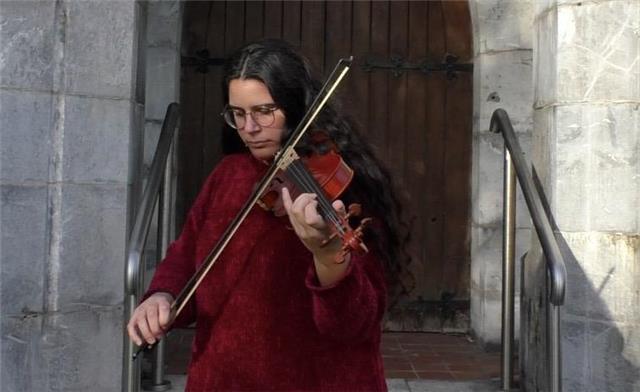 Profesora ofrece clases de repaso y apoyo a primaria y secundaria