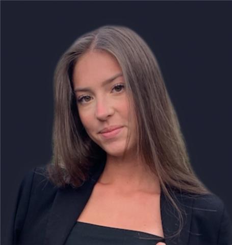 Etudiante qui donne des cours de soutien scolaire en ligne