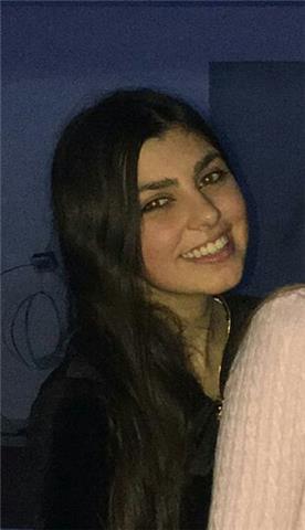 Ragazza diplomata impartisce lezioni di doposcuola