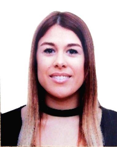 Chica joven da clases particulares de francés de todos los niveles escolares