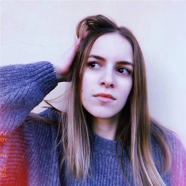 Studentessa con diploma Liceo Linguistico, ho la certifucazione C1 di inglese che mi permette di insegnare questa lingua. Sempre aggiornata sui trend e lo slang americano