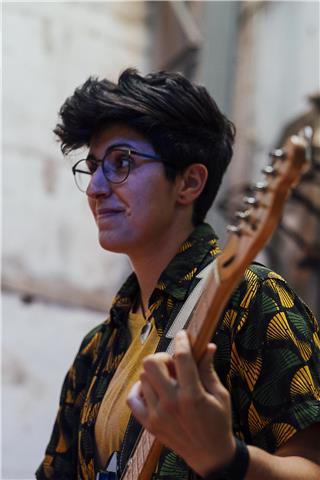 Profesora presencial de guitarra moderna, nivel medio e iniciación