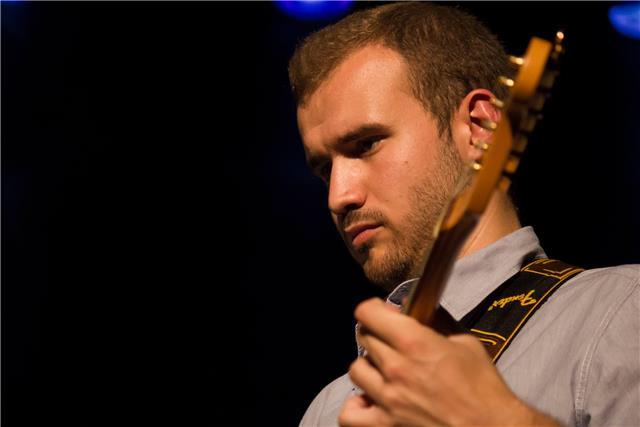 Se ofrecen clases de guitarra zona norte