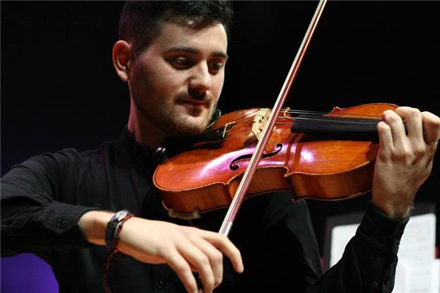 Titulado en viola por el Real Conservatorio Superior de Música de Madrid imparte clases a domicilio de viola y lenguaje musical