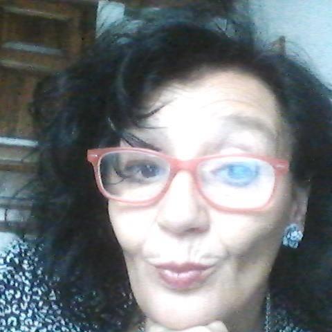 Ragioniera diplomata nel 2018, con ottimo risultato, e con forte propensione all'insegnamento, offre lezioni di economia aziendale