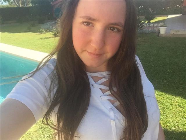 Profesora de lengua imparte clases a niños de primaria