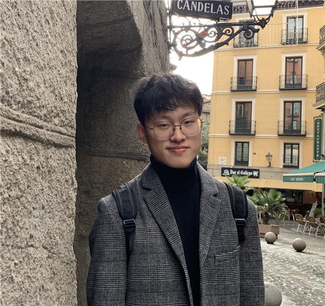 Os doy las clases del chino y antes trabajaba de enseñar por poco tiempo.y mi español ahora es b1 y tengo paciencia