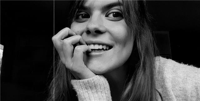 Studentessa universitaria di 20 anni con doppio diploma francese BAC d