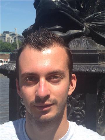 Insegnante che ha svolto un anno di Università di Lingue in lingua inglese a Londra, 26 anni con competenze linguistiche riconosciute da esami svolti, inoltre lavorato per due anni sempre nella stessa città. Ll